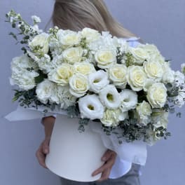 Large white bouquet of roses and lisianthus in a white hat box