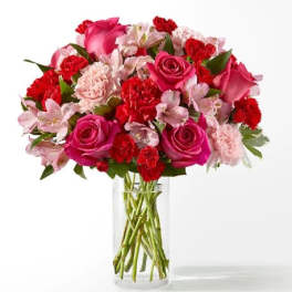Pink and red mixed bouquet in a clear glass vase