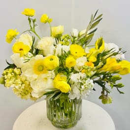 Yellow and white mixed bouquet in a clear glass vase