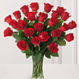 Bouquet of red roses in a clear glass vase