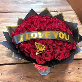 Bouquet of red roses with an "I LOVE YOU" ribbon