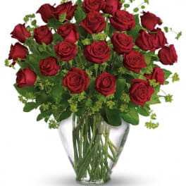 Bouquet of red roses in a clear glass vase