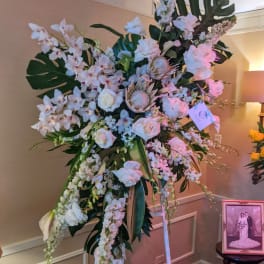 Specialty Sympathy Easel White Moderna