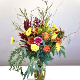 Mixed bouquet of roses and daisies in a glass vase