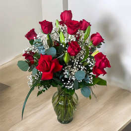Red roses and white baby's breath in a glass vase