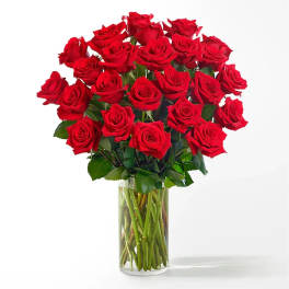 Bouquet of red roses in a clear glass vase