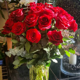 Bouquet of red roses in a clear glass vase