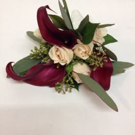 Bouquet with burgundy calla lilies and cream roses