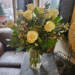 Bouquet of pale yellow roses in a clear glass vase