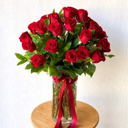 EC114 Classic Long Stem Red Roses