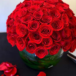 Bouquet of red roses in a glass vase