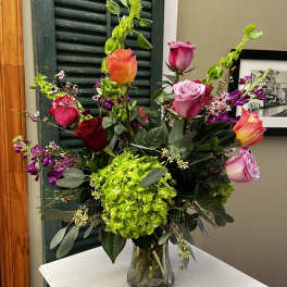 Mixed bouquet of roses and hydrangea in a clear glass vase