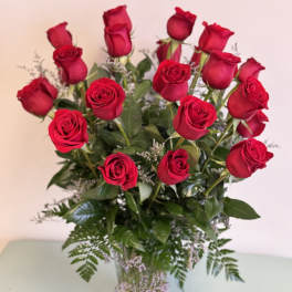 Bouquet of red roses in a clear glass vase