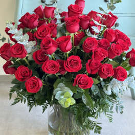 Bouquet of red roses in a clear glass vase