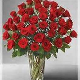 Bouquet of red roses in a clear glass vase