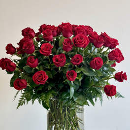 Bouquet of red roses in a clear glass vase