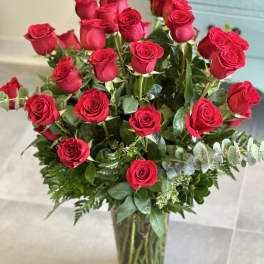 Bouquet of red roses in a clear glass vase