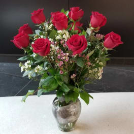 Bouquet of red roses in a glass vase