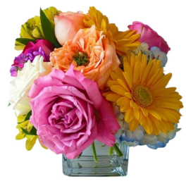 Colorful bouquet of roses and daisies in a clear glass vase
