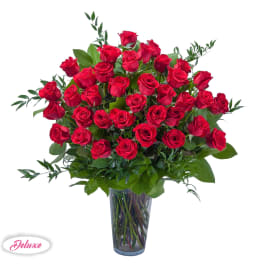 Bouquet of red roses in a clear glass vase