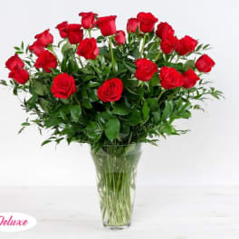 Bouquet of red roses in a clear glass vase