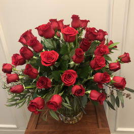 Bouquet of red roses in a clear glass vase