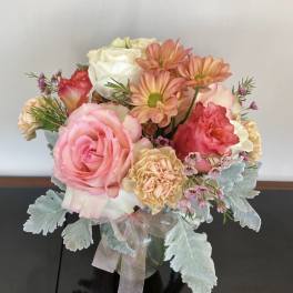 Mixed pink and peach bouquet in a glass vase