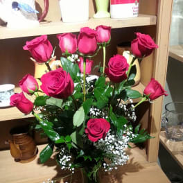 Bouquet of pink roses with baby's breath