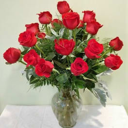 Bouquet of red roses in a clear glass vase
