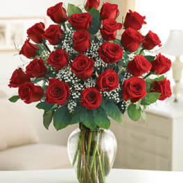 Bouquet of red roses in a clear glass vase