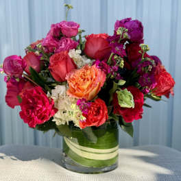 Mixed bouquet of roses and hydrangeas in a glass vase