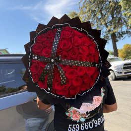50 Wrapped Red Roses Ramo Buchón