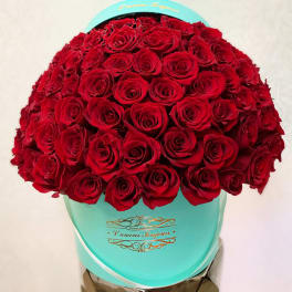 Large bouquet of red roses in a turquoise hatbox