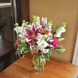 Bouquet of pink lilies and roses in a glass vase