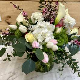 Bouquet of white and pink flowers in a glass vase