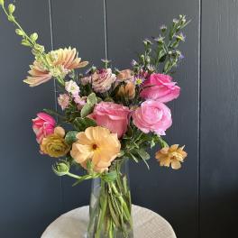 PETITE SEASONAL ARRANGEMENT IN GLASS VASE, DESIGNER'S CHOICE