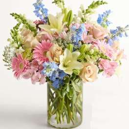 Mixed pastel bouquet in a clear glass vase