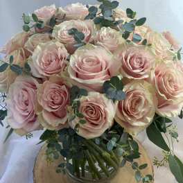 Bouquet of pale pink roses in a glass vase