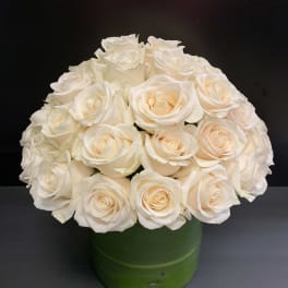 Cream rose bouquet in a green vase