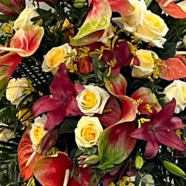 Bouquet of red calla lilies and cream roses