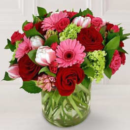Bouquet of red and pink flowers in a clear glass vase