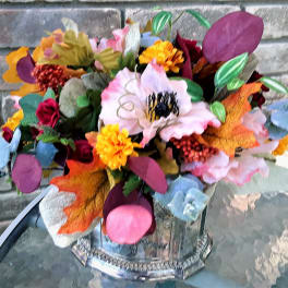 Colorful bouquet with pink and yellow flowers in a clear vase