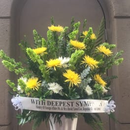Arrangement with yellow spidermum - SL10060