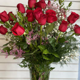 Bouquet of red roses in a clear glass vase