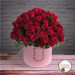 Bouquet of red roses in a pink hatbox