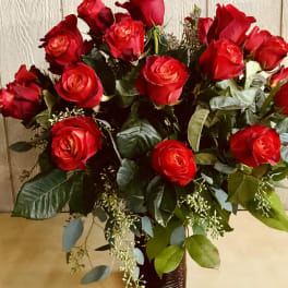 Bouquet of red roses in a dark vase