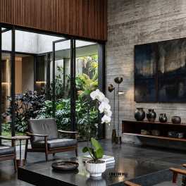 White Phalaenopsis Orchid Arrangement – Single Stem Luxury Design