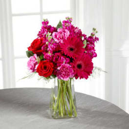 Pink and red mixed bouquet in a clear glass vase