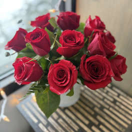 Bouquet of red roses in a white vase