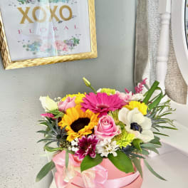 Mixed bouquet in a pink hatbox with a satin bow